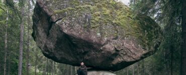 Kummakivi Balancing Rock come una roccia prende in giro la gravità