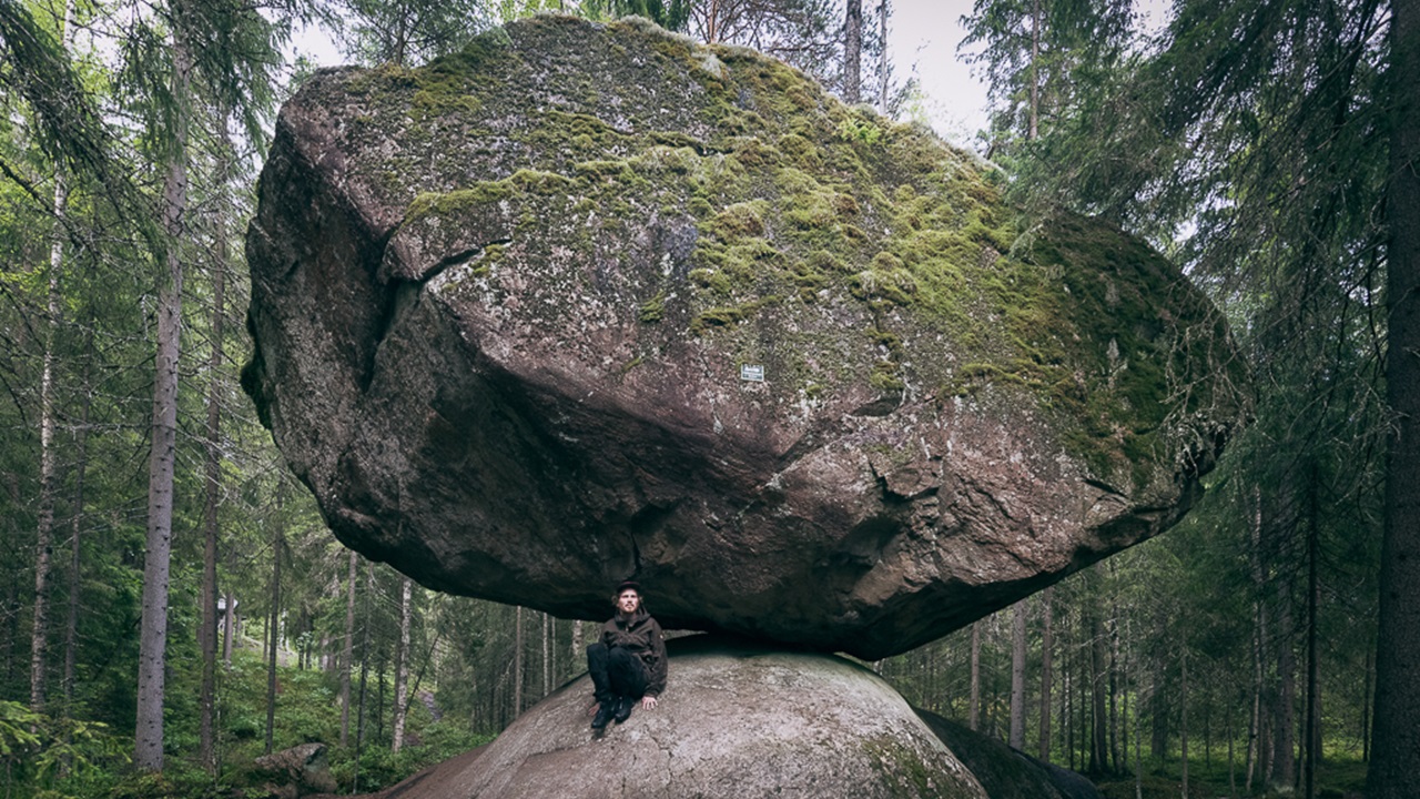 Kummakivi Balancing Rock come una roccia prende in giro la gravità