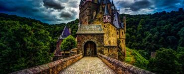 incantevole Castello di Eltz dove dal XII secolo vive la stessa famiglia