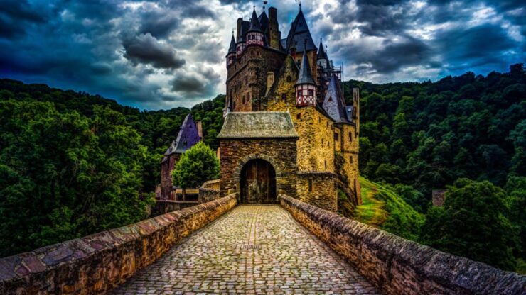 incantevole Castello di Eltz dove dal XII secolo vive la stessa famiglia