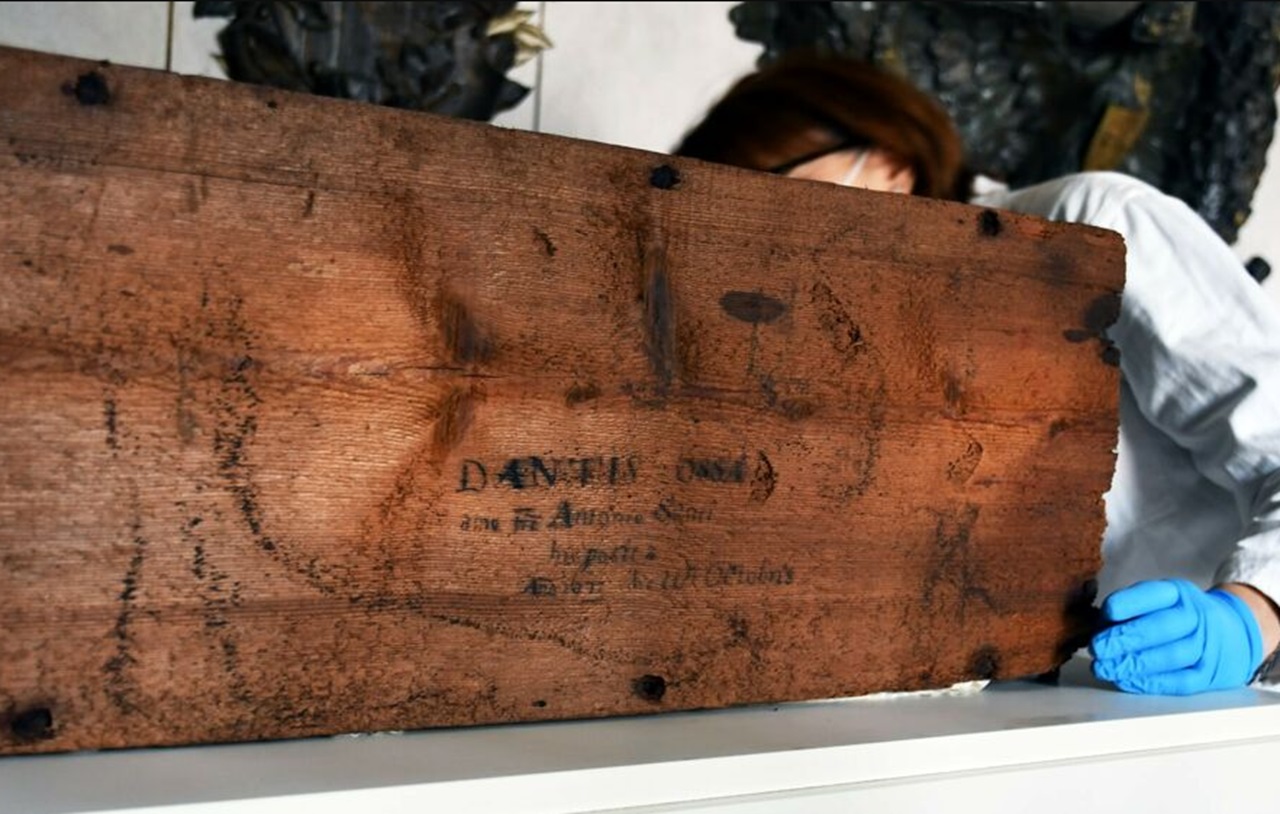 spoglie di Dante cassa in legno che conteneva le ossa