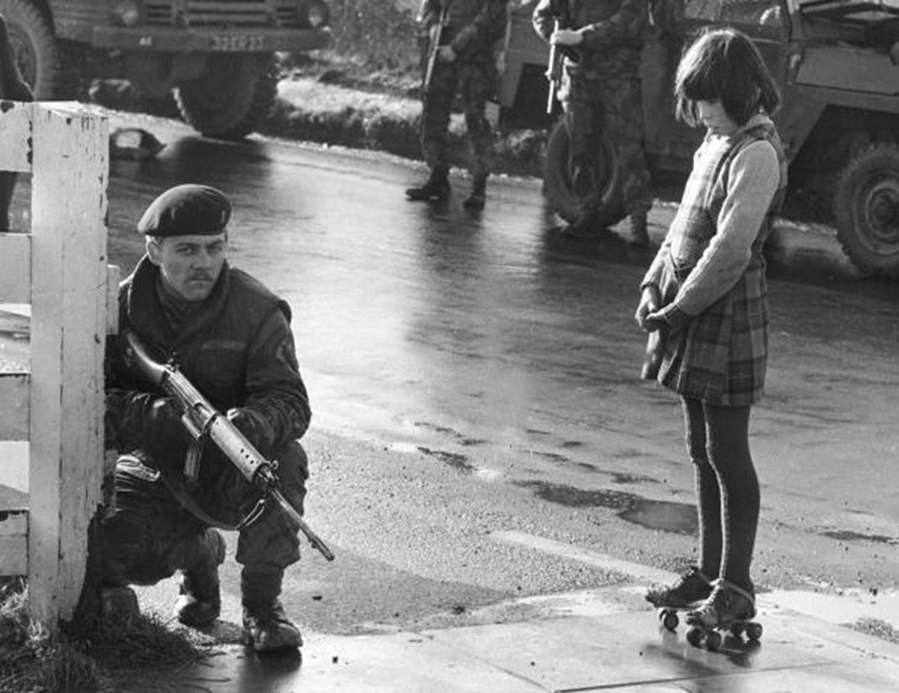 cecchino Irlanda del Nord, soldato britannico e bambina, agosto 1969