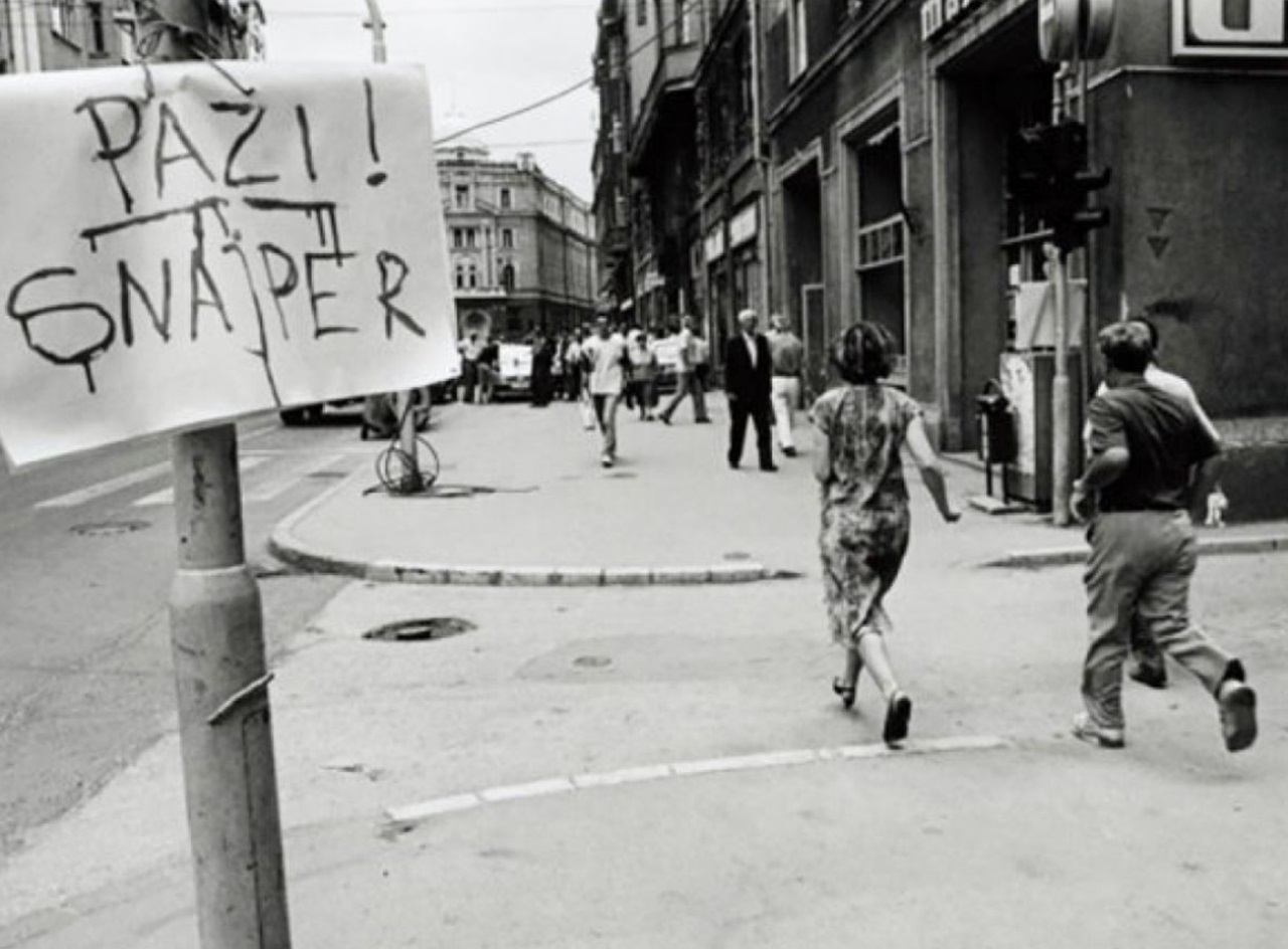 cecchino cartello avvisa della presenza di cecchini, strada di Sarajevo, 1993