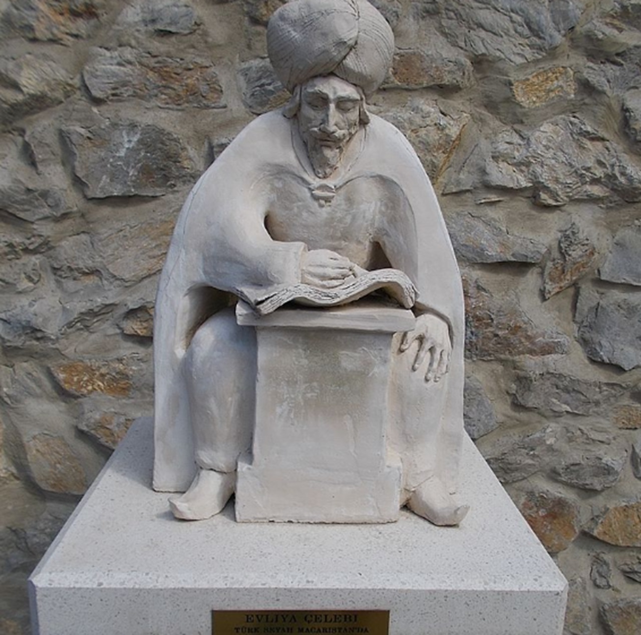 Uomo-Razzo racconto di Evliya Celebi, statua dell'autore