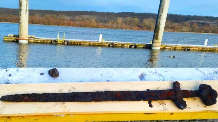 dragando il fiume scoprono una spada mitica gli archeologi danno subito la notizia