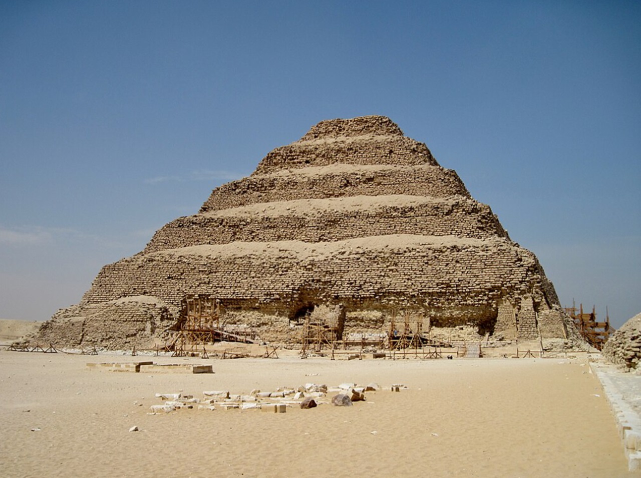 piramide di Djoser fotografia frontale pre restauro