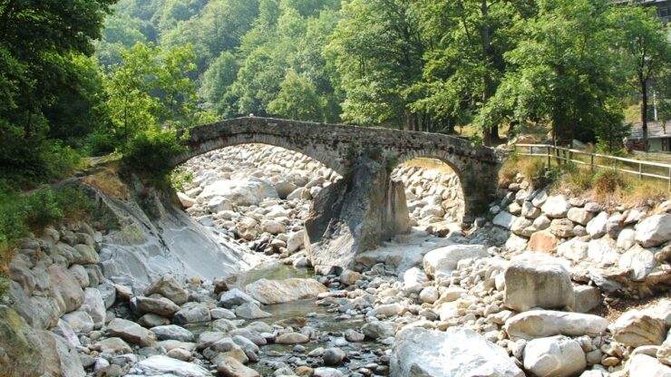 spada nella roccia foto Torrente Cervo