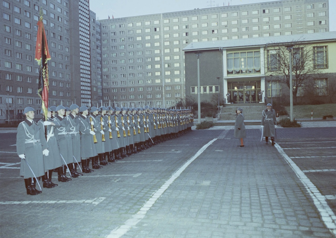 Stasi esercitazione in piazza d'arme, esterno sede centrale Berlino-Lichtenberg