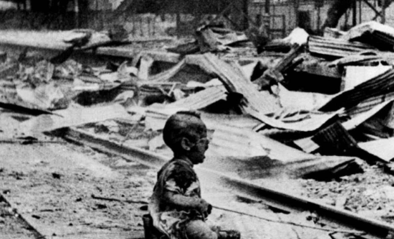 Nanchino bambino rimasto solo piange per le strade desolate della città