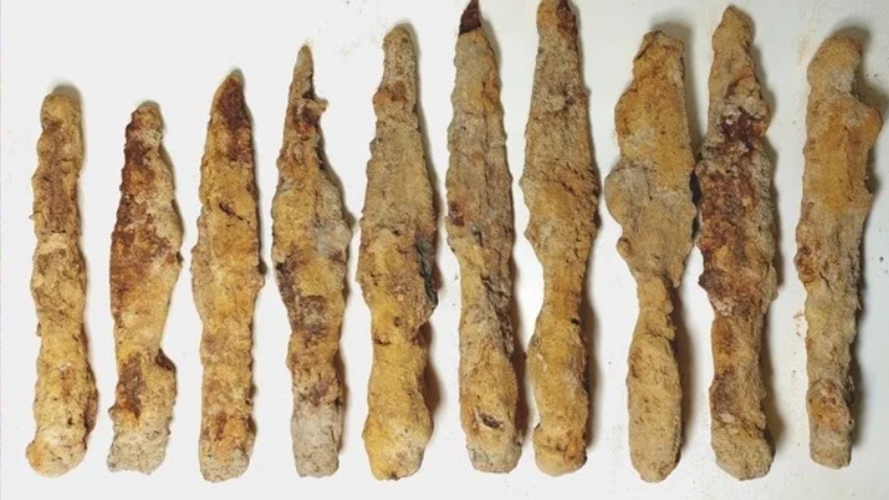 scoperta incredibile in polonia ritrovato un set di armi dell'epoca romana
