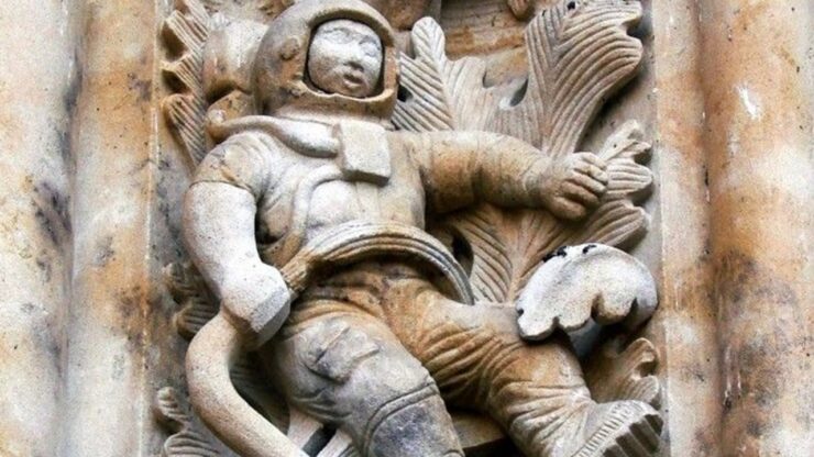 astronauta tra i fregi di una chiesa del XVI secolo diciamo di no al complottismo