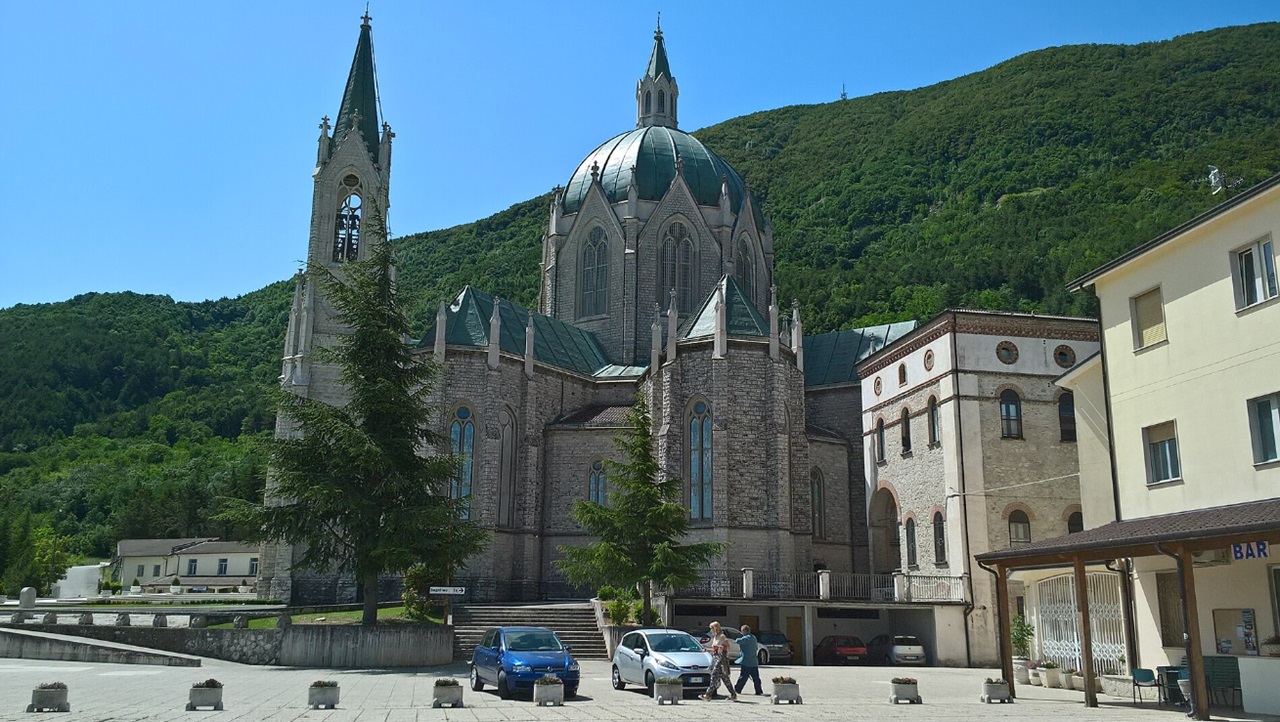 castelpetroso veduta laterale