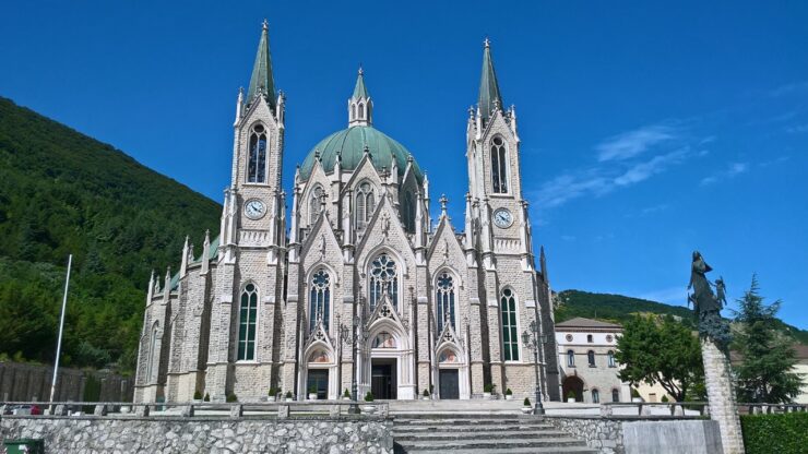 il meraviglioso santuario dell'addolorata a castelpetroso in molise è una parla nascosta del territorio italiano