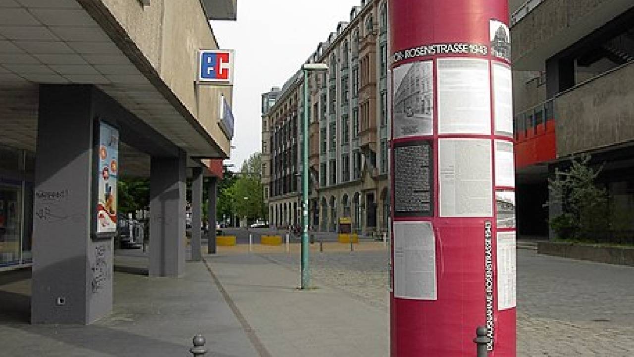 Colonna rosa costruita in memoria della Protesta della Rosenstraße