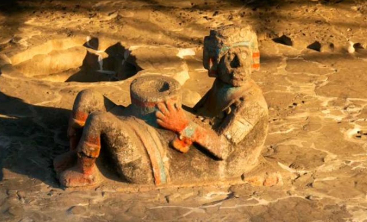 manufatti aztechi statua situale estrazione cuore