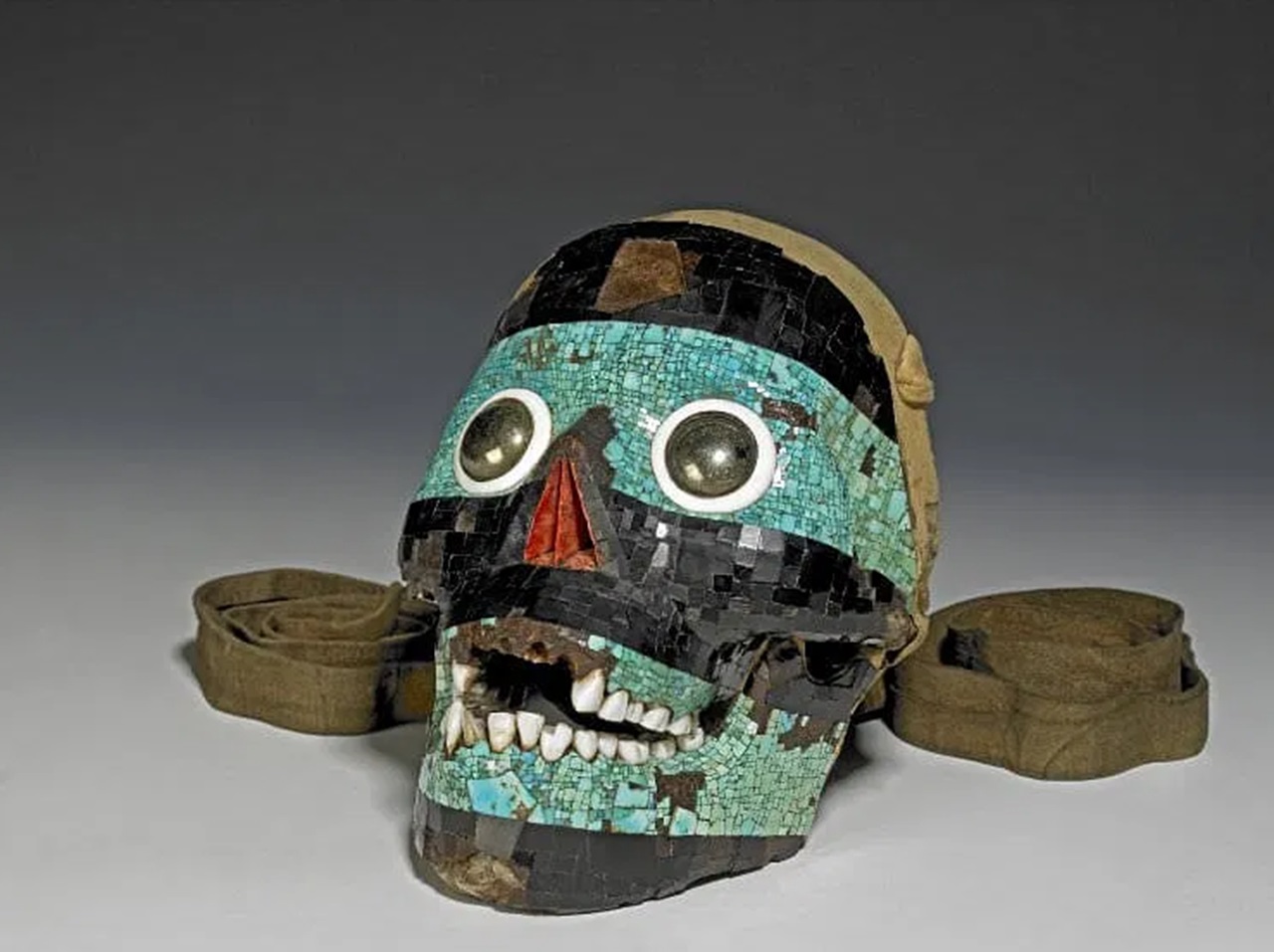 manufatti aztechi teschio umano ricoperto di turchese