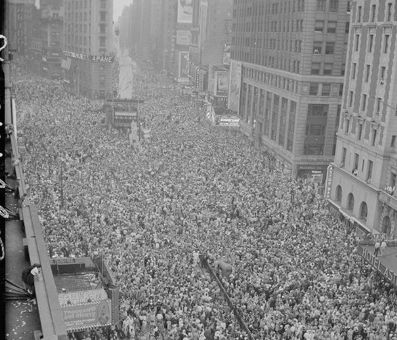 New York assiepata di folla festante per la resa tedesca dell'8 maggio 1945