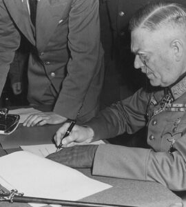 Alfred Jodl firma la resa della Germania l'8 maggio 1945