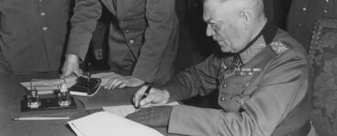 Alfred Jodl firma la resa della Germania l'8 maggio 1945