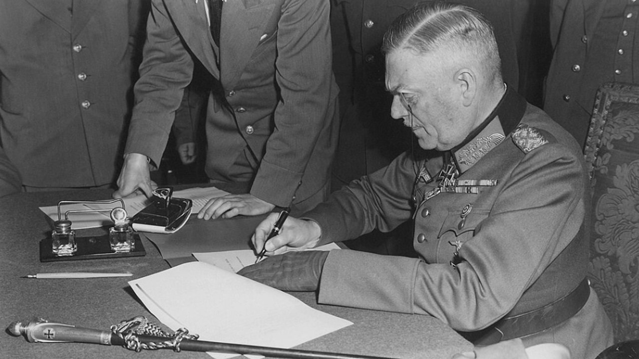 Alfred Jodl firma la resa della Germania l'8 maggio 1945