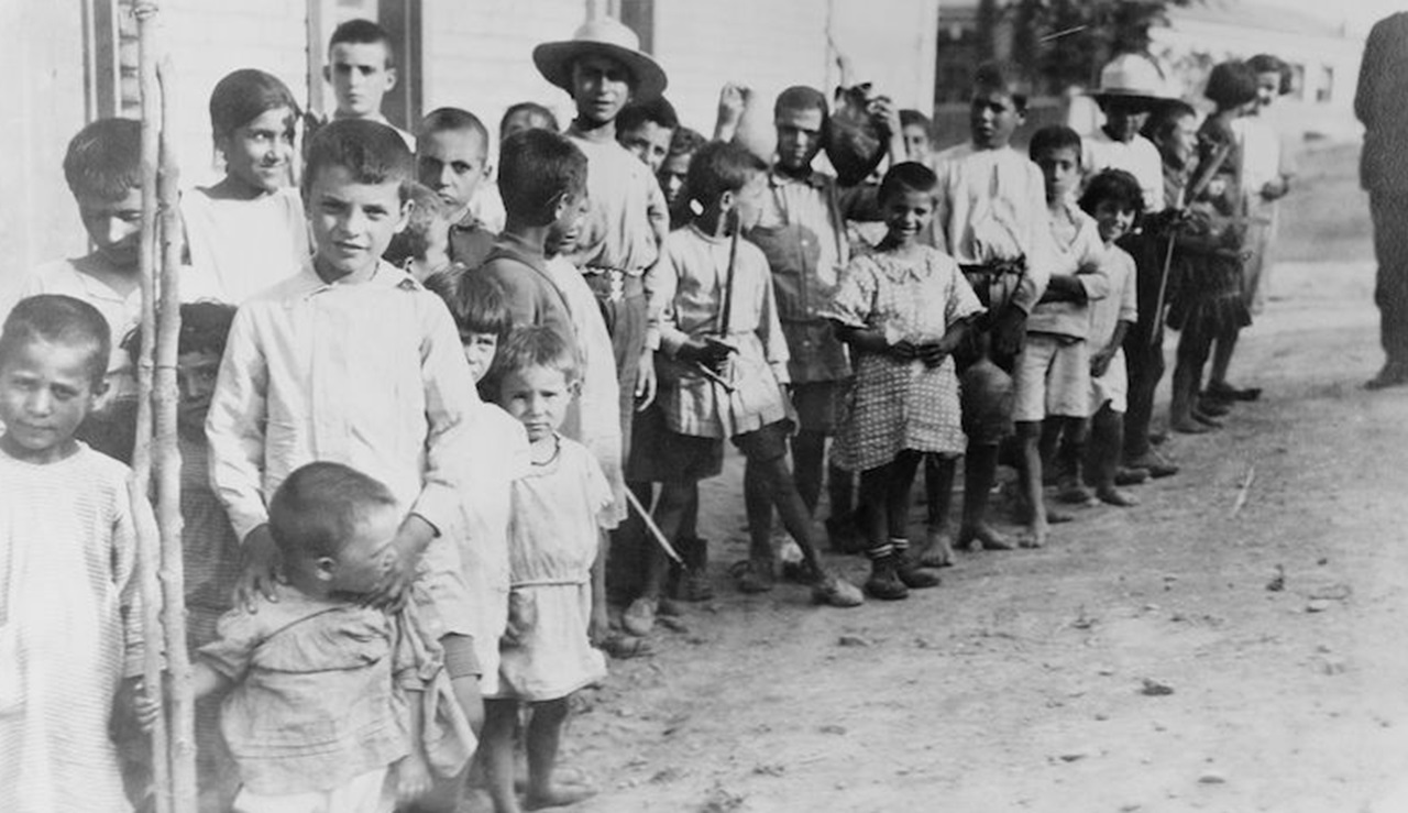 Genocidio dei greci del Ponto bambini in marcia