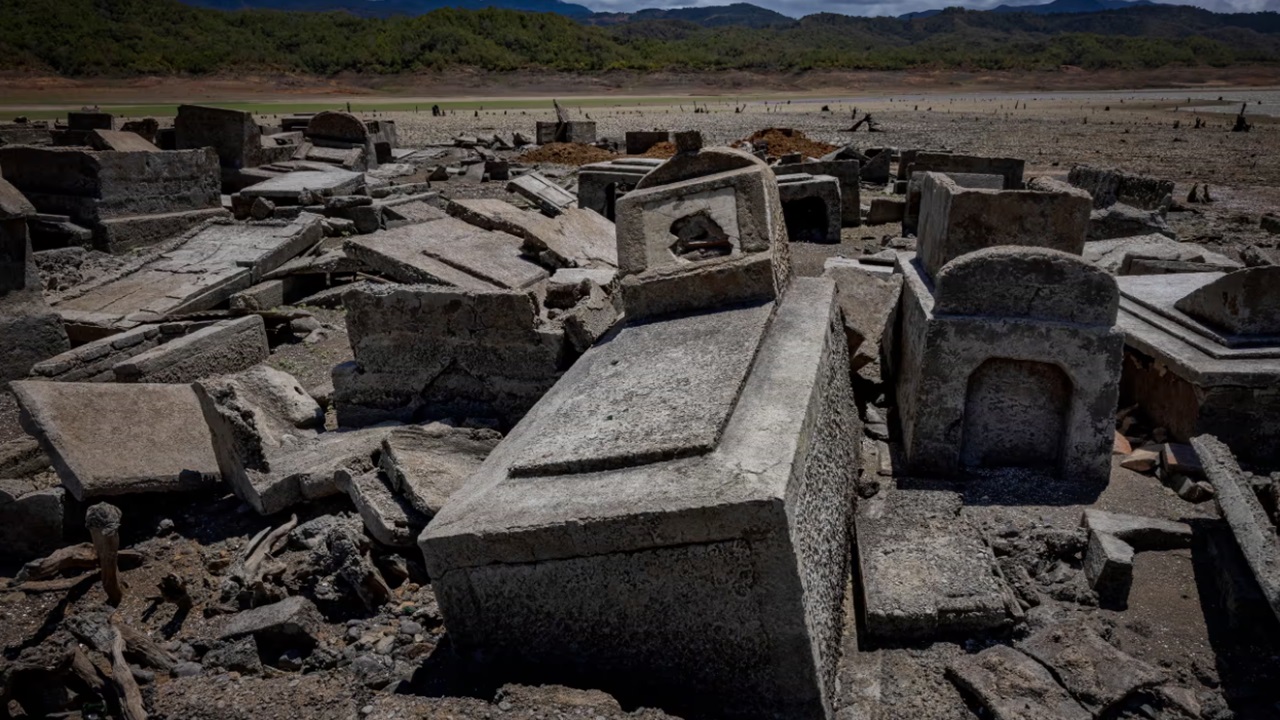 Caldo estremo prosciuga una diga nelle Filippine riemergono le rovine di una città secolare
