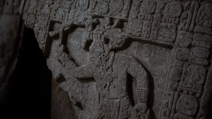 Resti bruciati all'interno di una piramide Maya curiosa scoperta in Guatemala