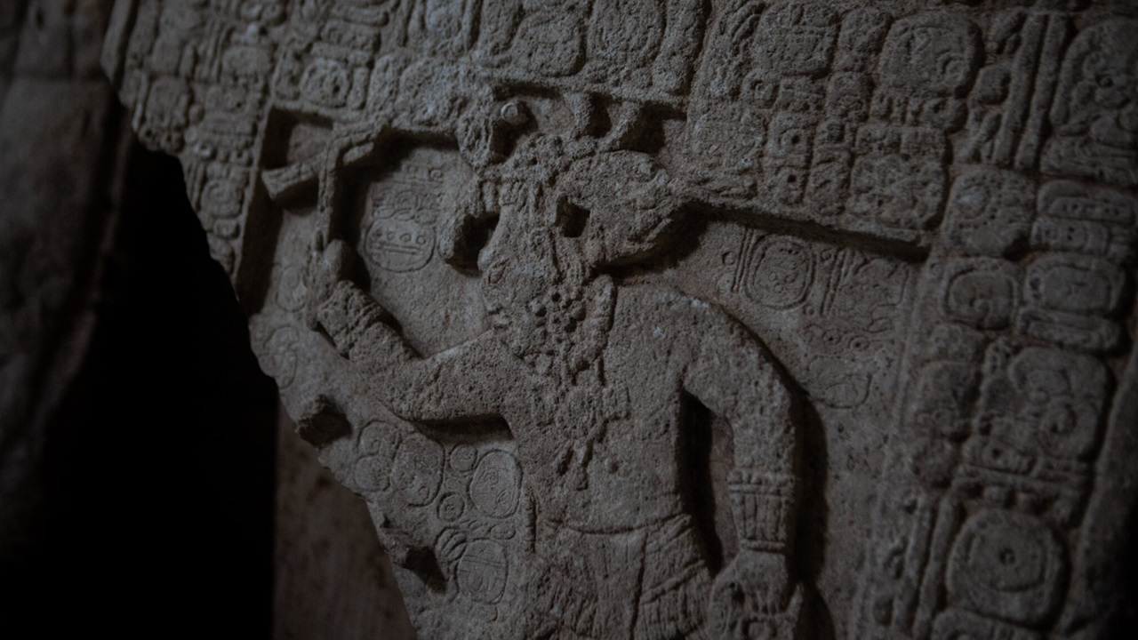 Resti bruciati all'interno di una piramide Maya curiosa scoperta in Guatemala