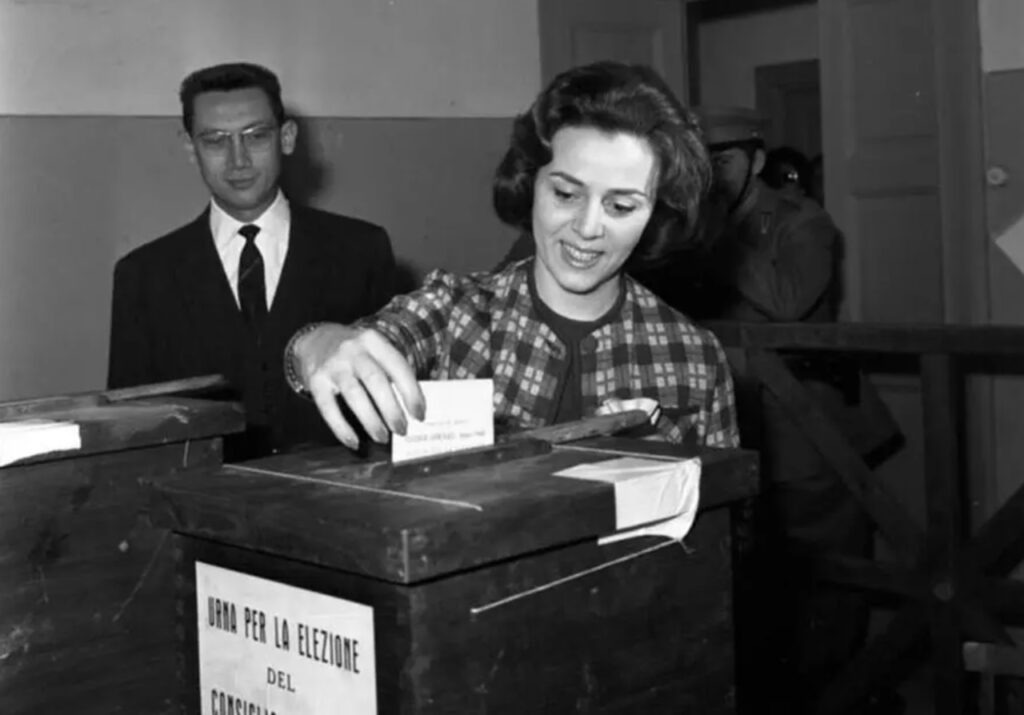 Foto del giorno: il primo voto delle donne italiane