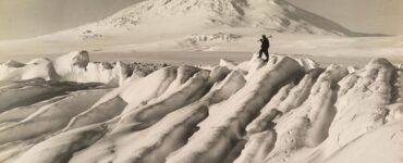 Polo Sud uomo sul ghiacciaio