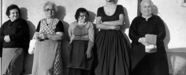 modella Marpessa e le anziane foto Ferdinando Scianna