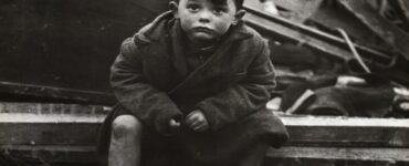bambino abbandonato foto