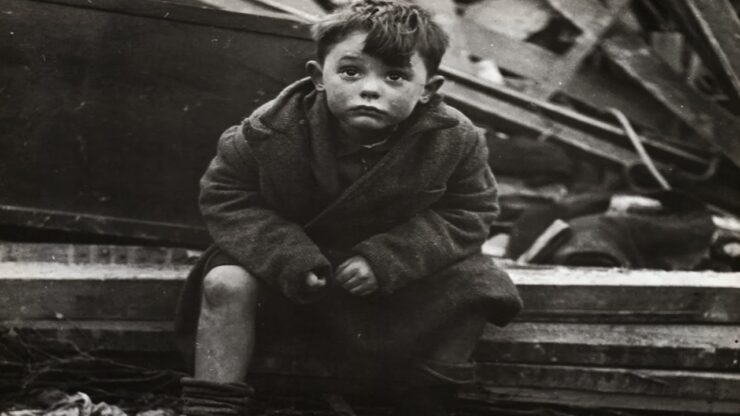 bambino abbandonato foto