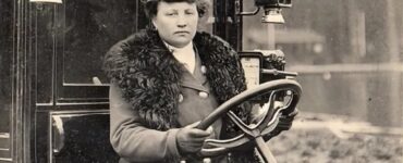 Foto del giorno: una tassista donna nella Parigi del 1908?