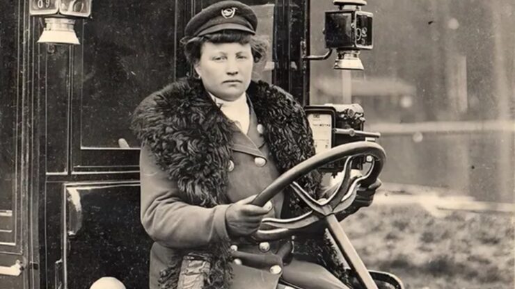 Foto del giorno: una tassista donna nella Parigi del 1908?