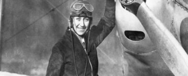 Amy Johnson ritratto con aereoplano