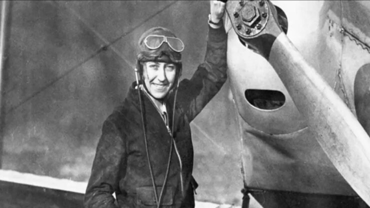 Amy Johnson ritratto con aereoplano