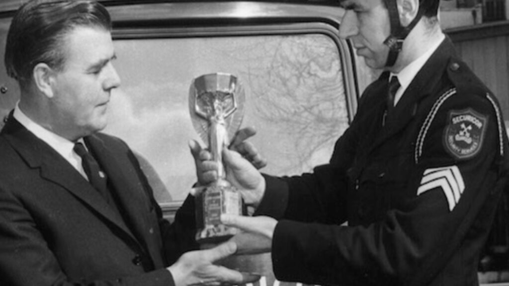 Foto del giorno: la Coppa del mondo Rimet, tra gloria e maledizioni