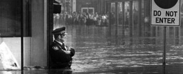 Foto del giorno: un poliziotto ligio al dovere...