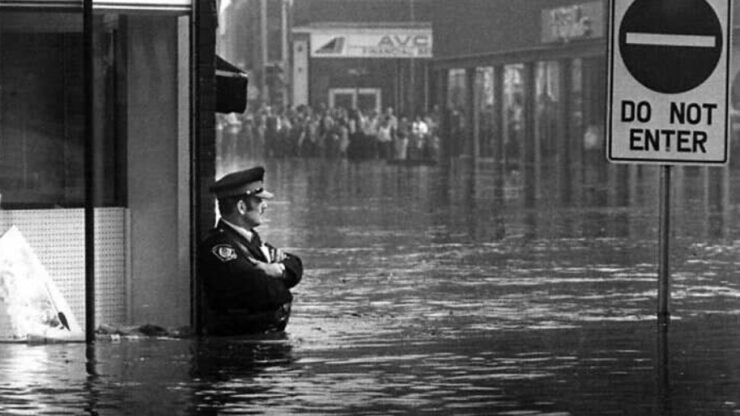 Foto del giorno: un poliziotto ligio al dovere...