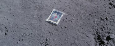 L'astronauta Charles Duke e la fotografia lasciata sulla Luna