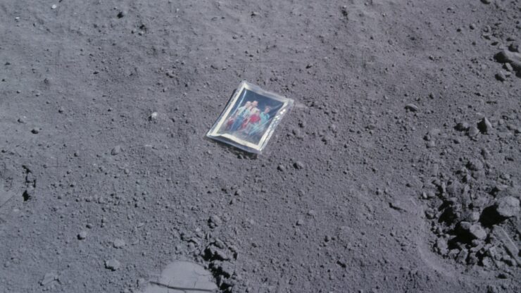 L'astronauta Charles Duke e la fotografia lasciata sulla Luna
