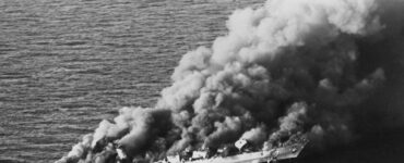 battaglia navale foto fregata iraniana in fiamme