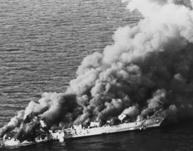 battaglia navale foto fregata iraniana in fiamme