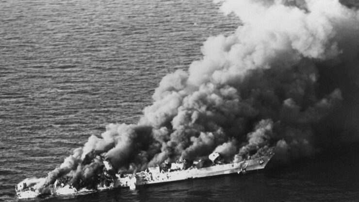 battaglia navale foto fregata iraniana in fiamme