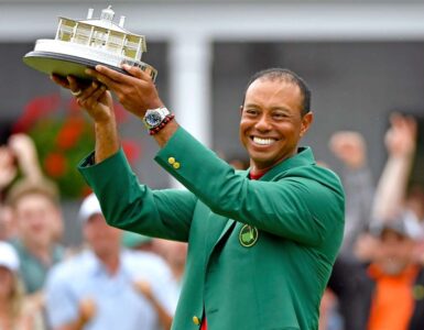13 aprile foto Tiger Woods trofeo The Masters