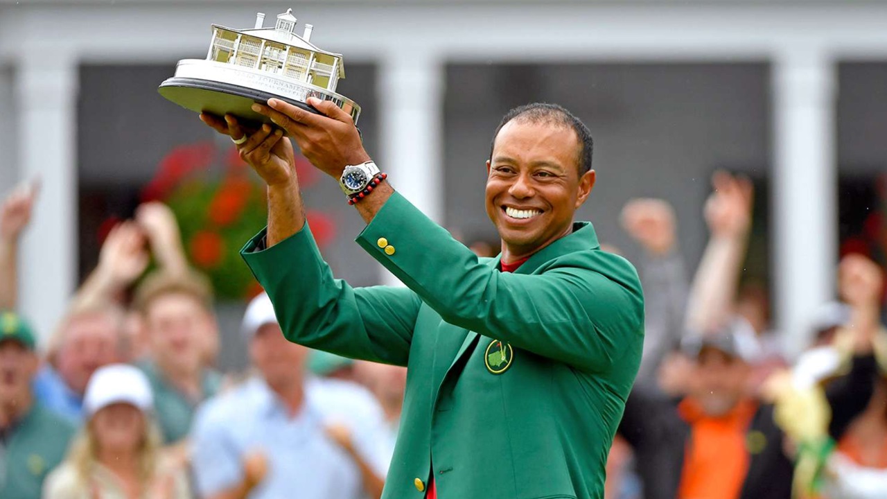 13 aprile foto Tiger Woods trofeo The masters