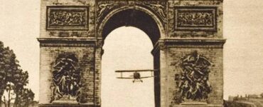 Foto del giorno: acrobazie sotto l'Arco di Trionfo