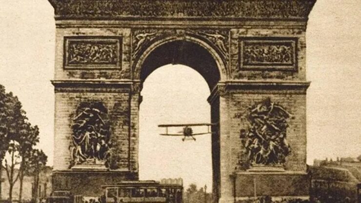 Foto del giorno: acrobazie sotto l'Arco di Trionfo