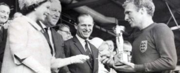 Coppa del Mondo foto Bobby Moore e Regina Elisabetta